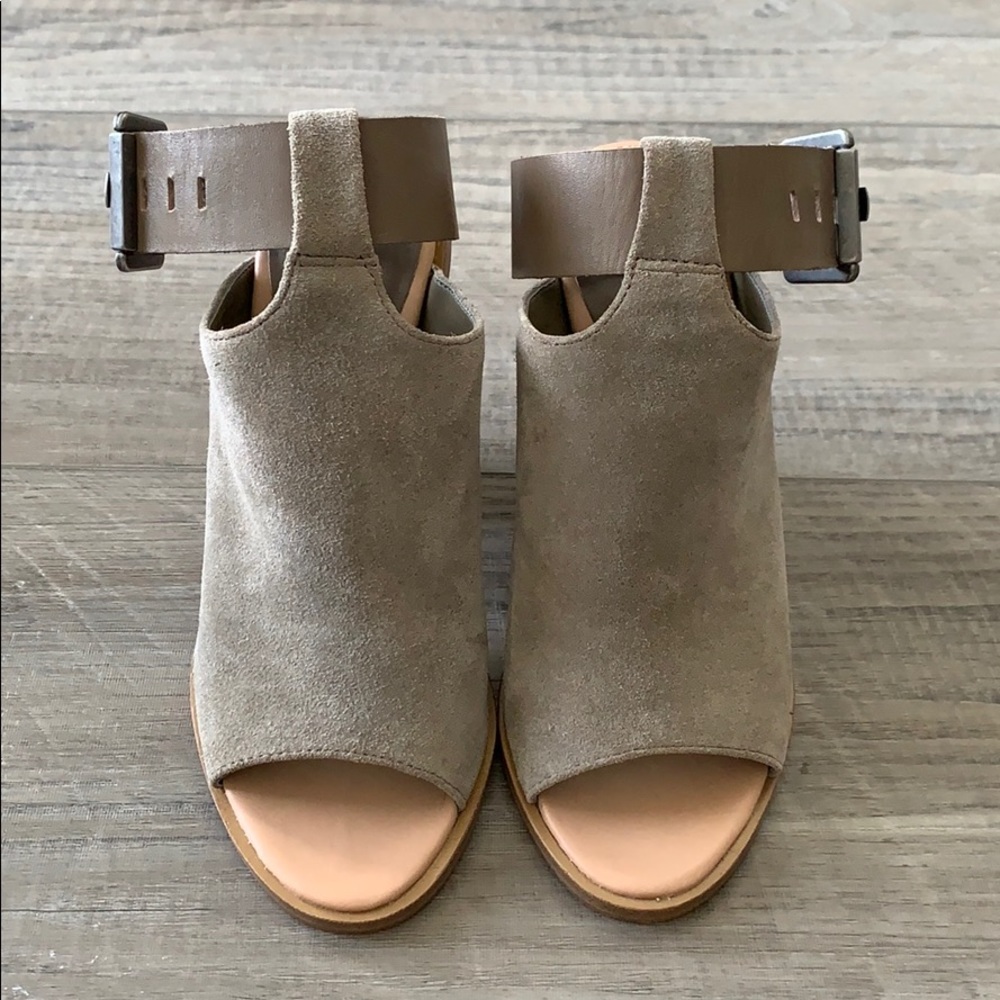 NEW Marc Fisher Vashi Peep Toe City Sandal
